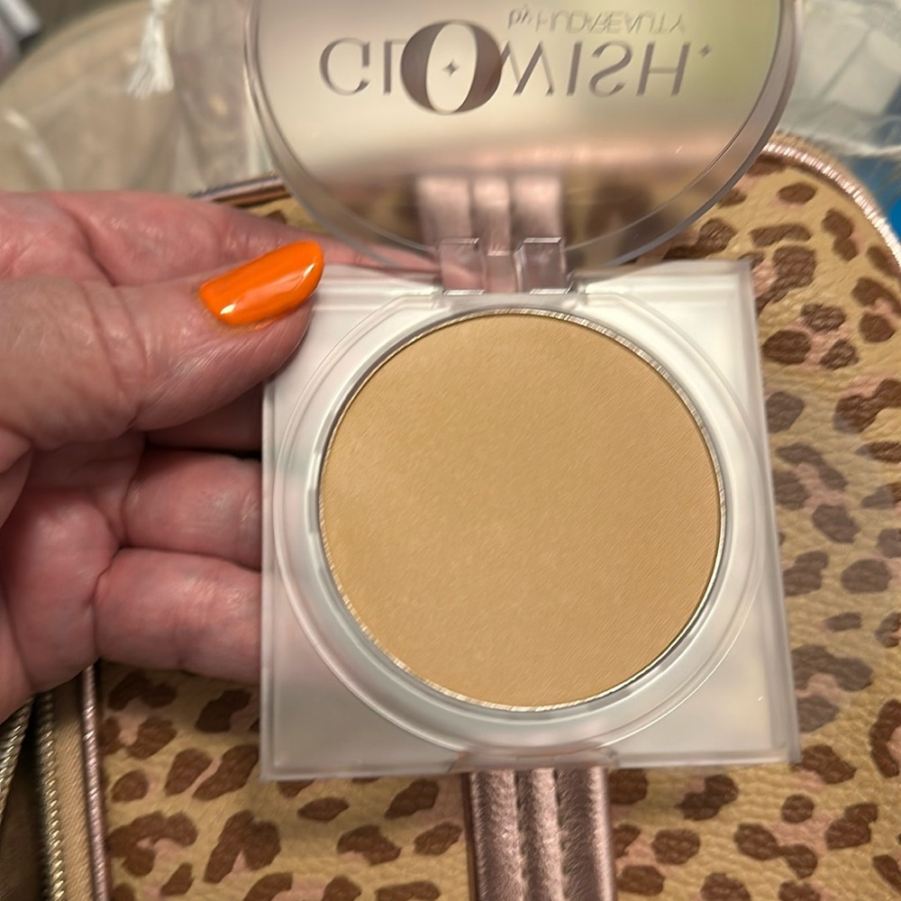 GloWish Luminous Pressed Powder Light Medium 04 NEW - Picture 2 of 10